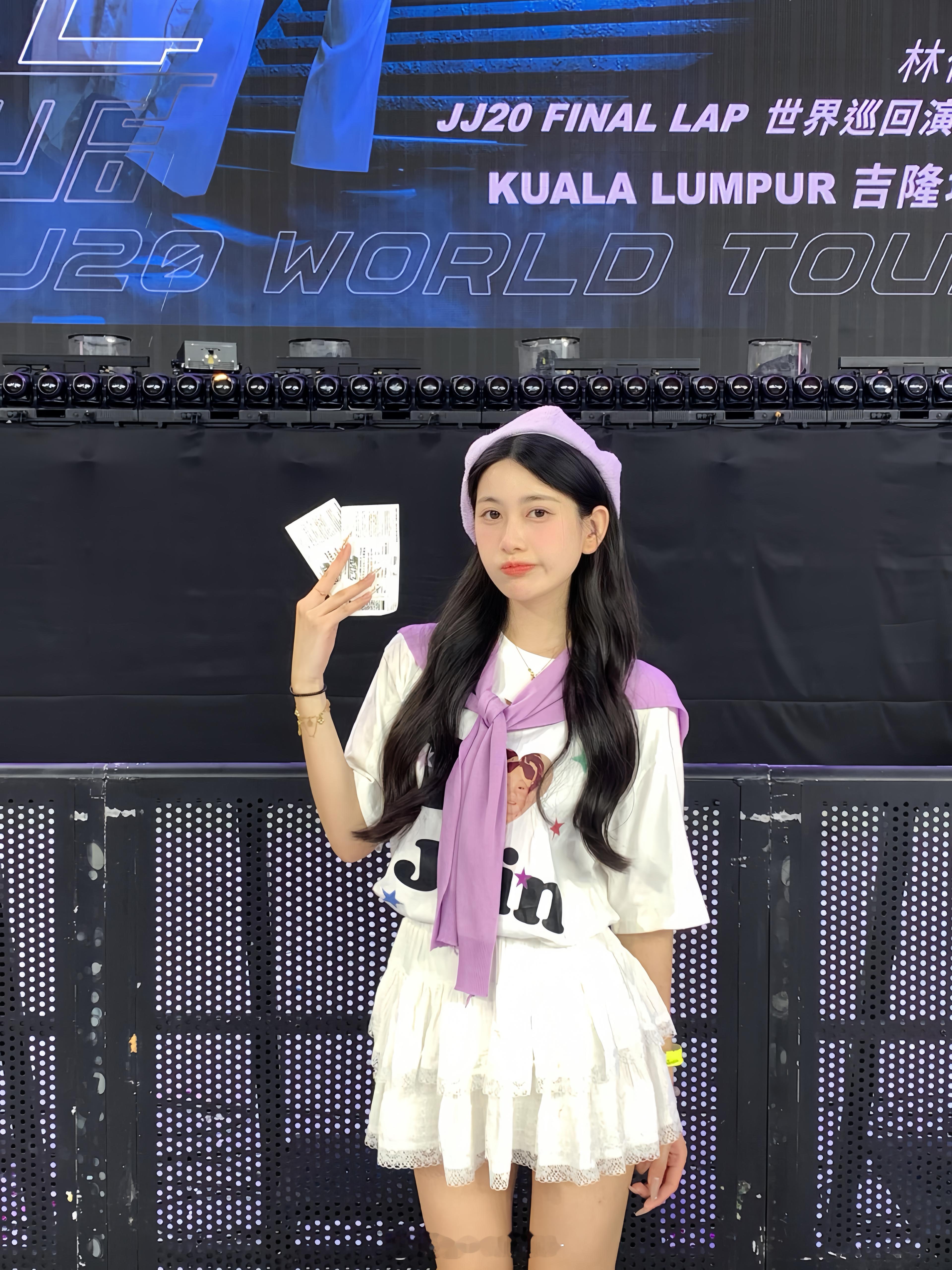 ‘幸福的样子 我感觉好真实 找不到形容词’💜  ​​​
