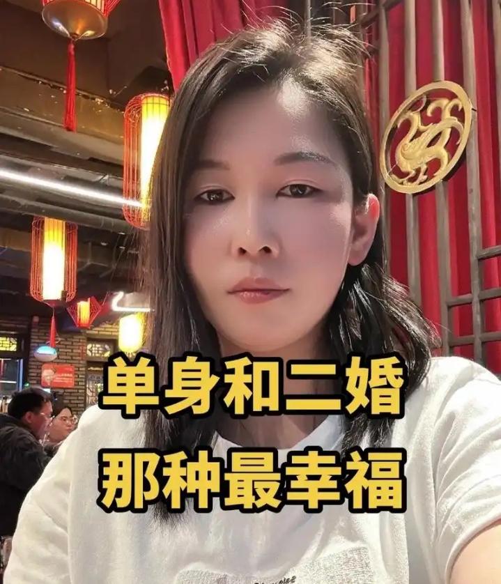 在饭店饭桌前抛出灵魂拷问：单身和二婚哪种过得更幸福？大伙看法分歧直接拉满。
 单
