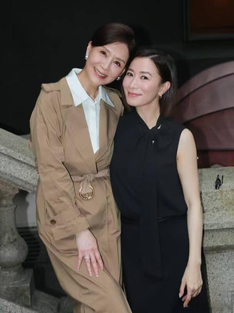 佘诗曼晒出一张与夏文汐的合照阿佘：「一个我一直觉得好有型的女人，一个想都没想过的
