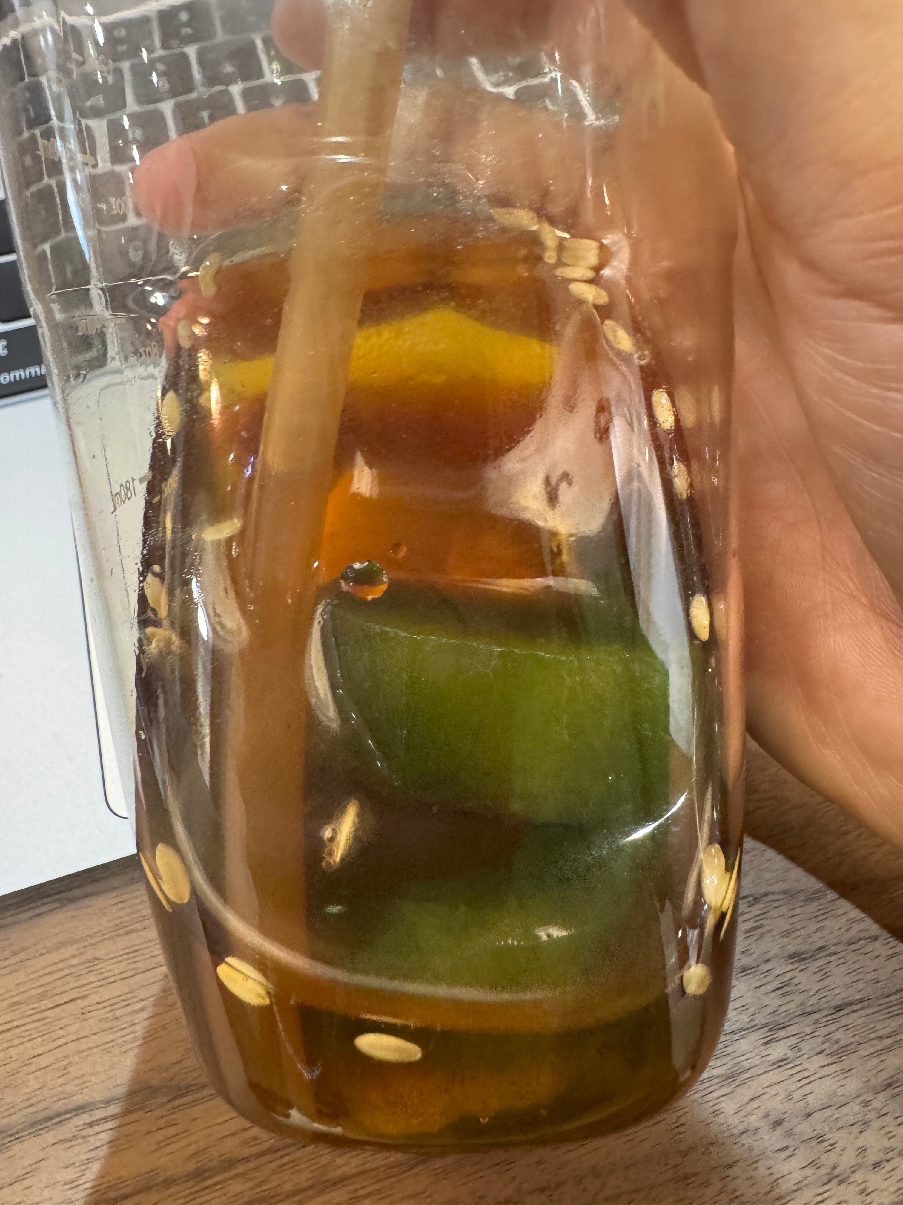 做了个甜瓜冷萃，喝起来甜香清爽，就是特别喇嗓子，还以为咖啡豆受潮了萃得不行，结果