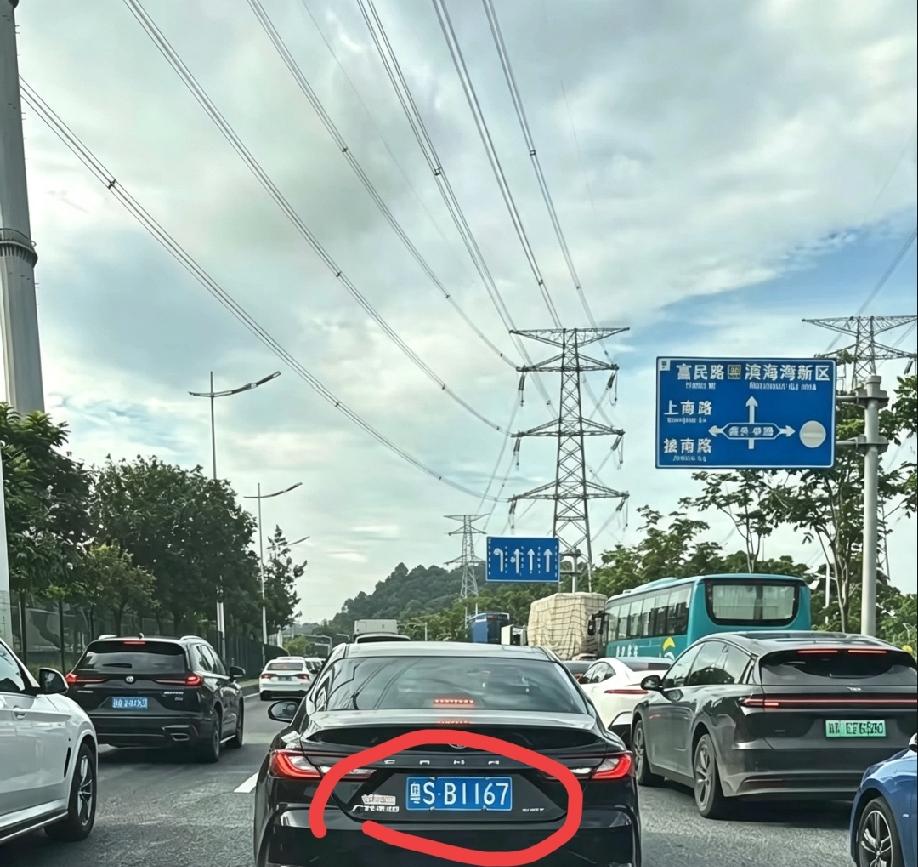 这个车牌有特么不一样的吗？好多网友都在说它特殊含义，我是上看下看，左看右看，怎么