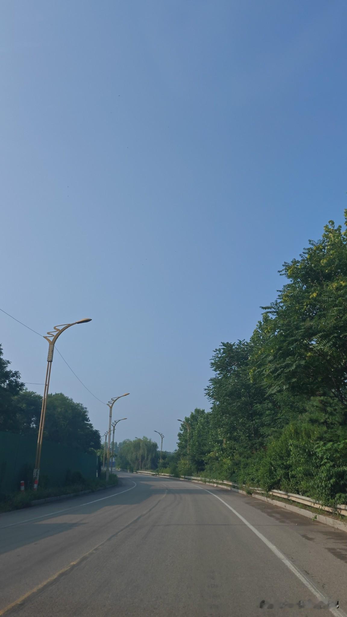 我们出发啦～
早晨六点半从家里出发，按照老公熟悉的路线，先走327国道到嘉祥军用