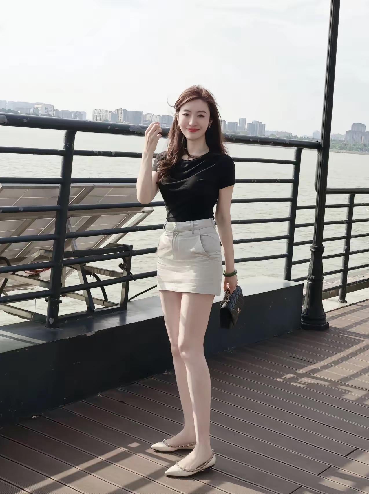 这位女士气质太好了，有什么办法能请来我们公司上班