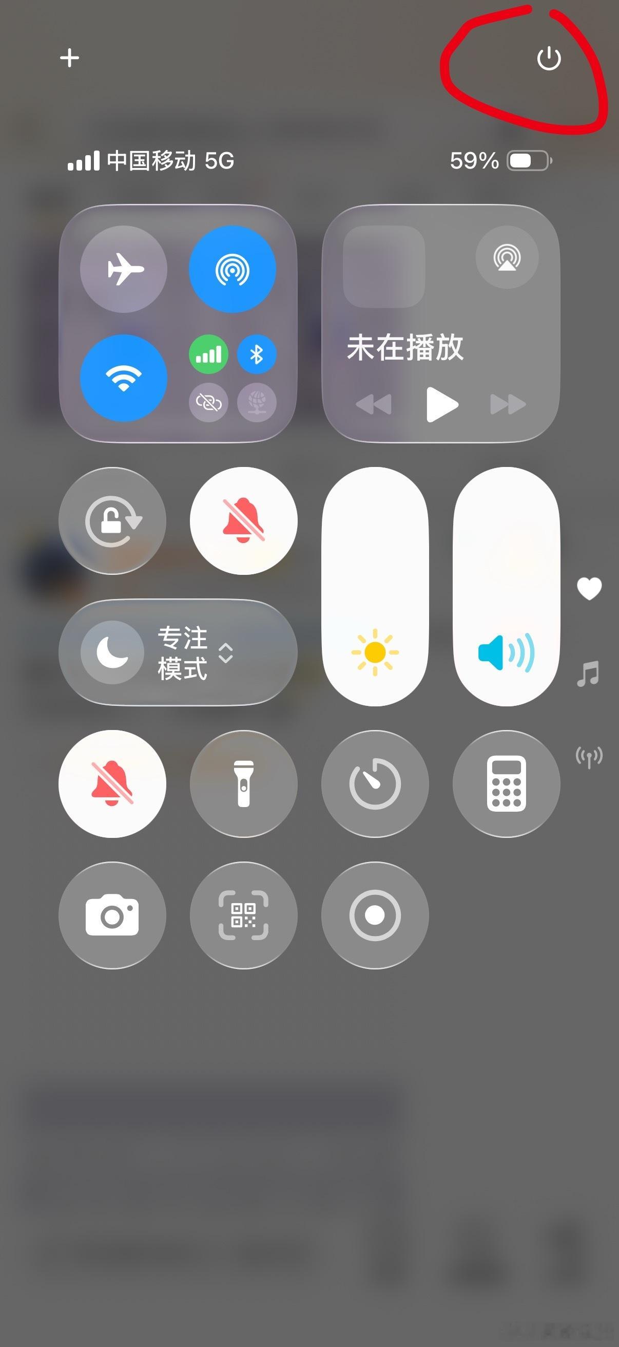 才知道苹果按右上角就能关机看到这个热搜，我特地去看了一下，好像真有这么个键，我是