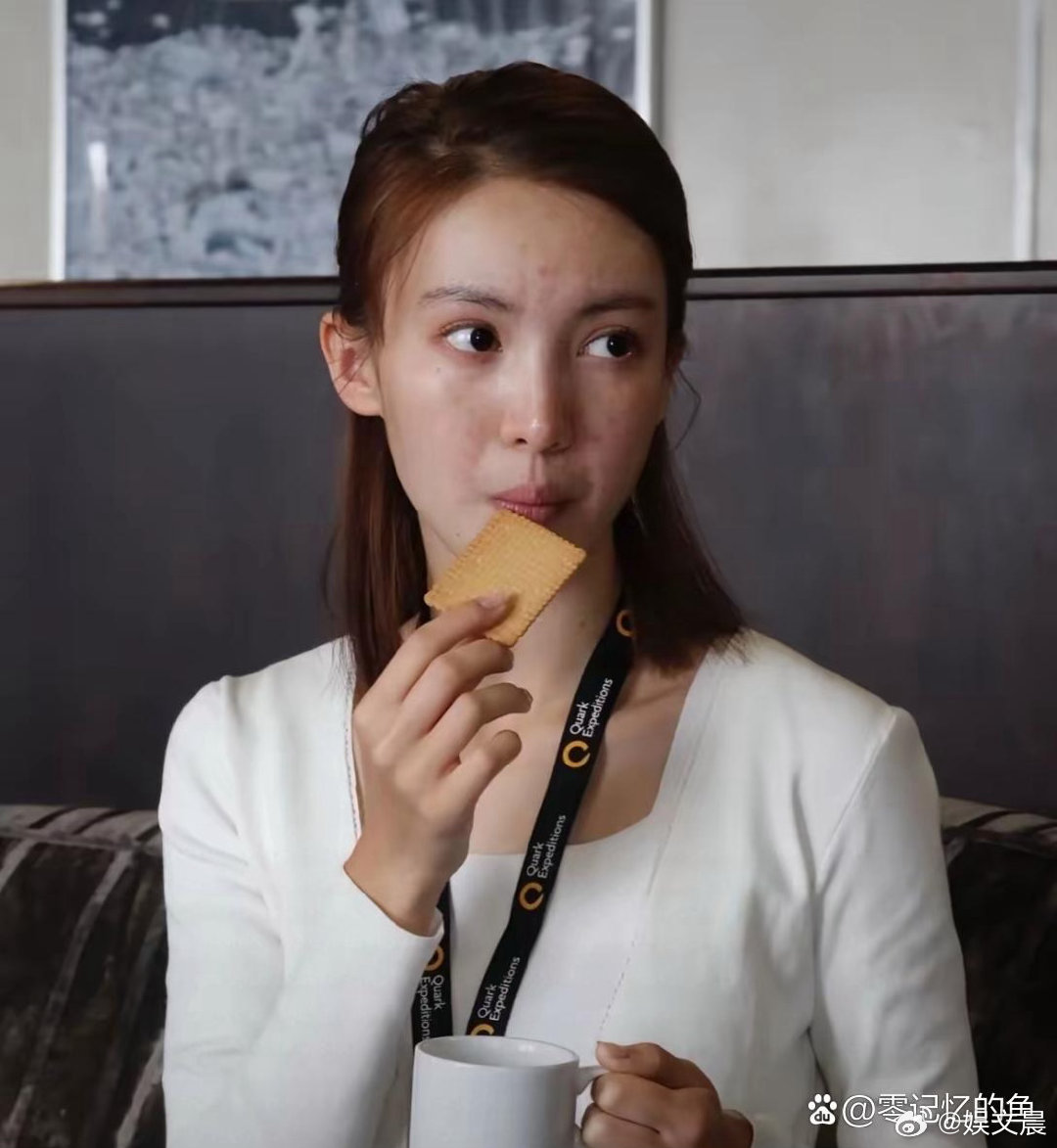 金晨素颜状态也太能打了，清清爽爽自带干净气质，素颜依旧亮眼。 