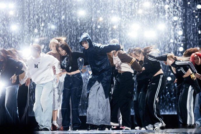 李宇春跨年再唱无价之姐李宇春跨年唱新歌冬泳江苏卫视跨年节目单被李宇春的跨年双曲表