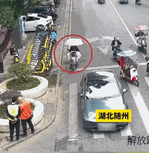 老人骑车残造开门杀，倒地后老人在他人的帮助下，都很难站起来。
实话实说，坐车的没