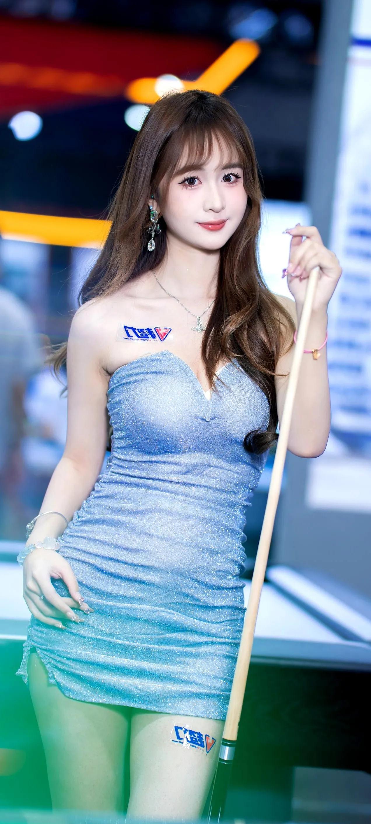 梦幻舞台上的时尚女郎，闪耀的灯光下，尽显魅力！谁会打台球？时尚感美女 时尚美模