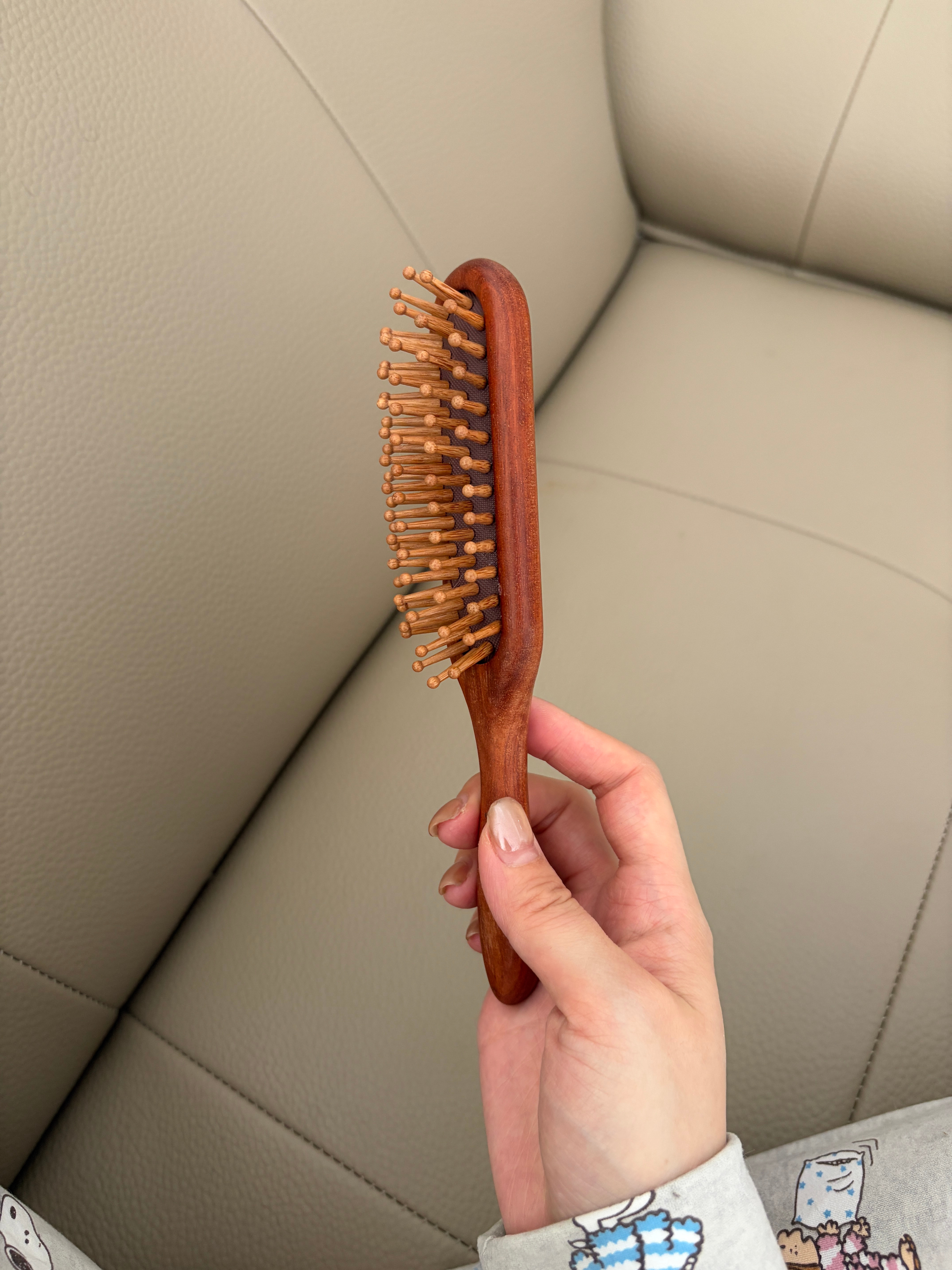 我要给你们分享这个梳子 檀木材质闻起来是让人很安心的味道梳头发超级舒服！！！梳一