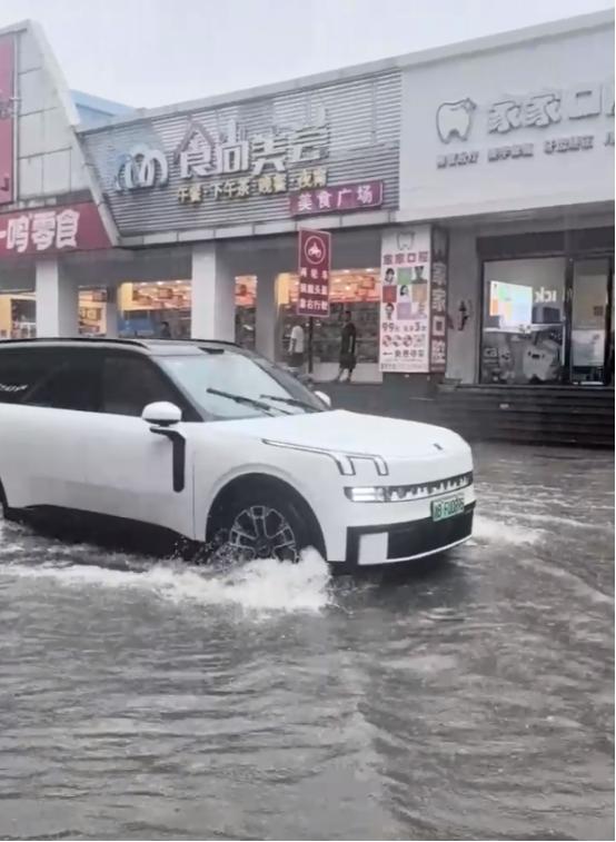 用上了！高底盘+防水，不是噱头啊
销售介绍车辆的防水功能时，有多少人像我一样“哦