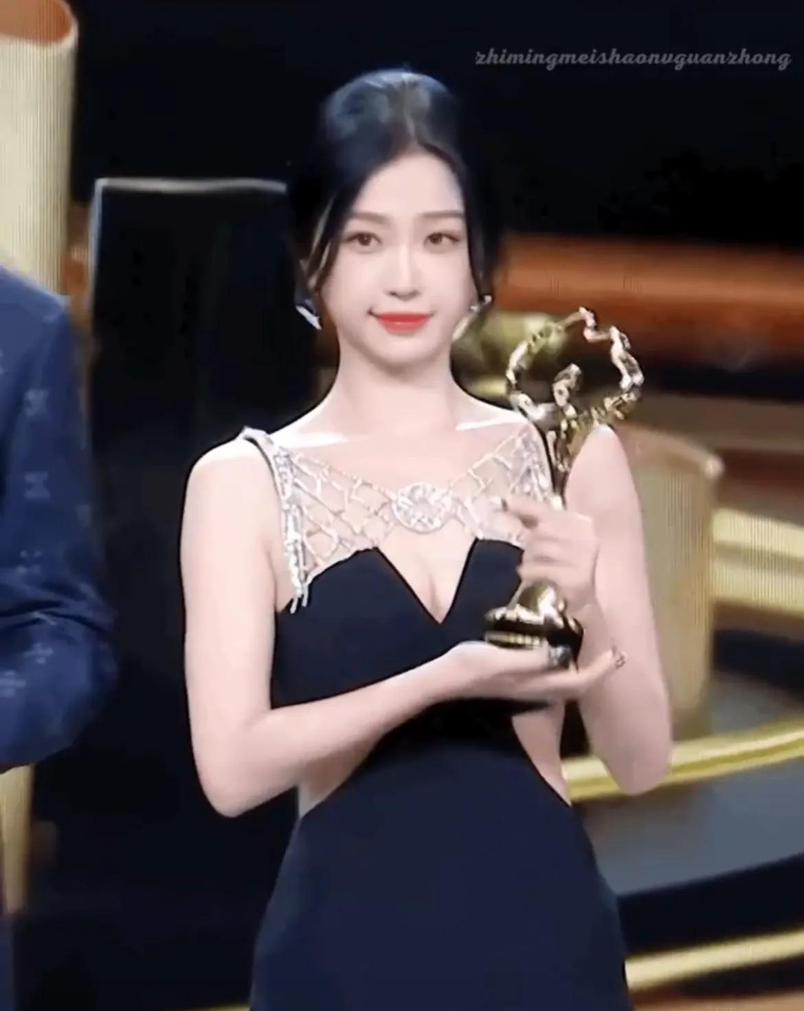 虞书欣，迈出重要一步！

8月29日，95花中的女顶流虞书欣突然登上热搜，令人意