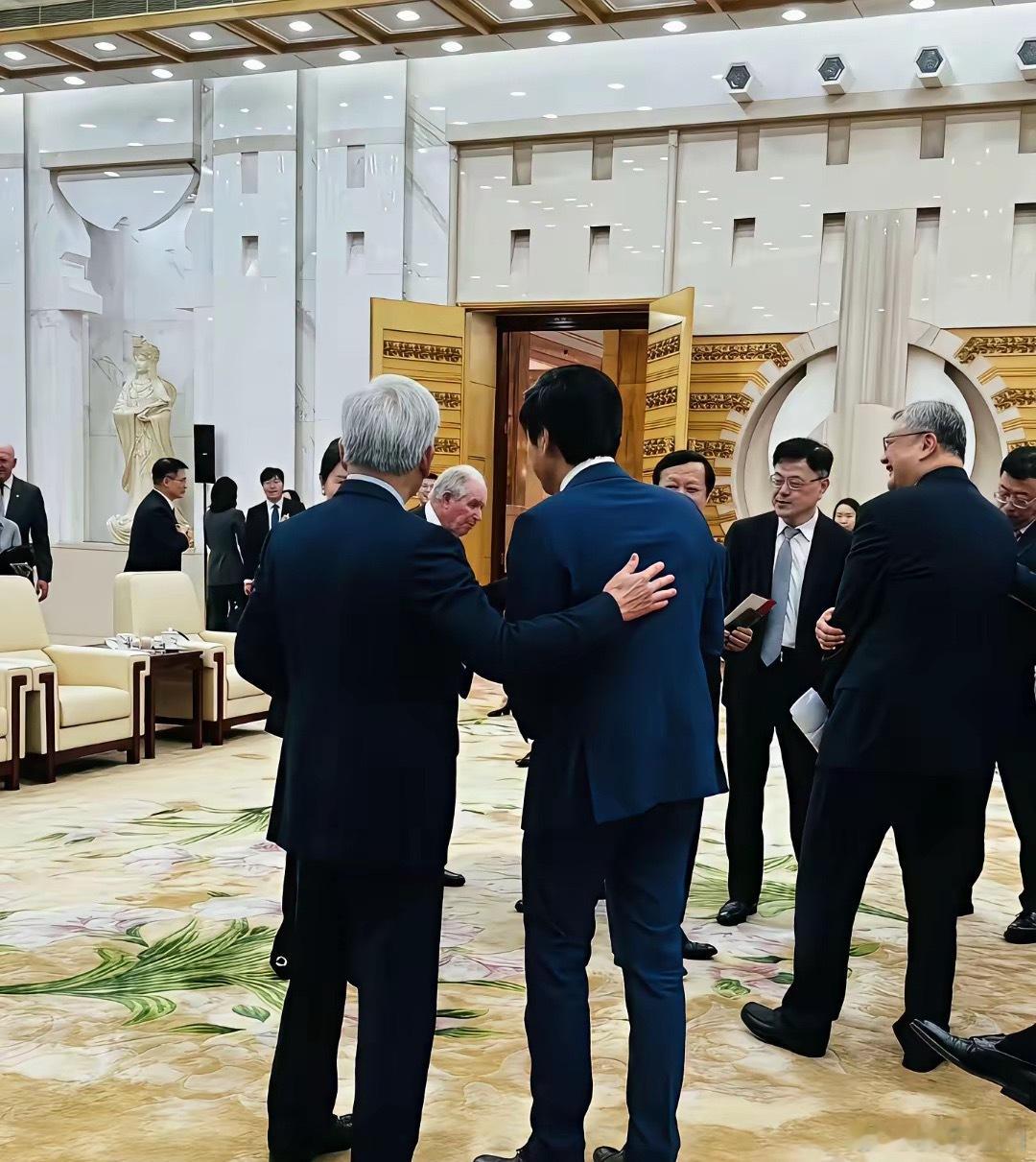 军哥气场多少还是稍逊啊。 
