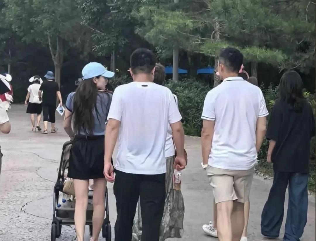 小玥儿姐弟俩放暑假，回到了爸爸汪小菲身边
近日，汪小菲一家五口，逛北京环球影城被