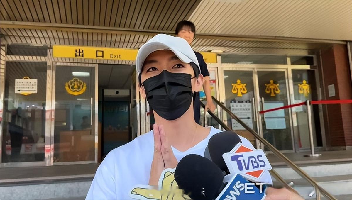 #炎亚纶确定获缓刑3年# 据台媒，炎亚纶因偷拍网红耀乐性爱影片并外流一案被判刑7