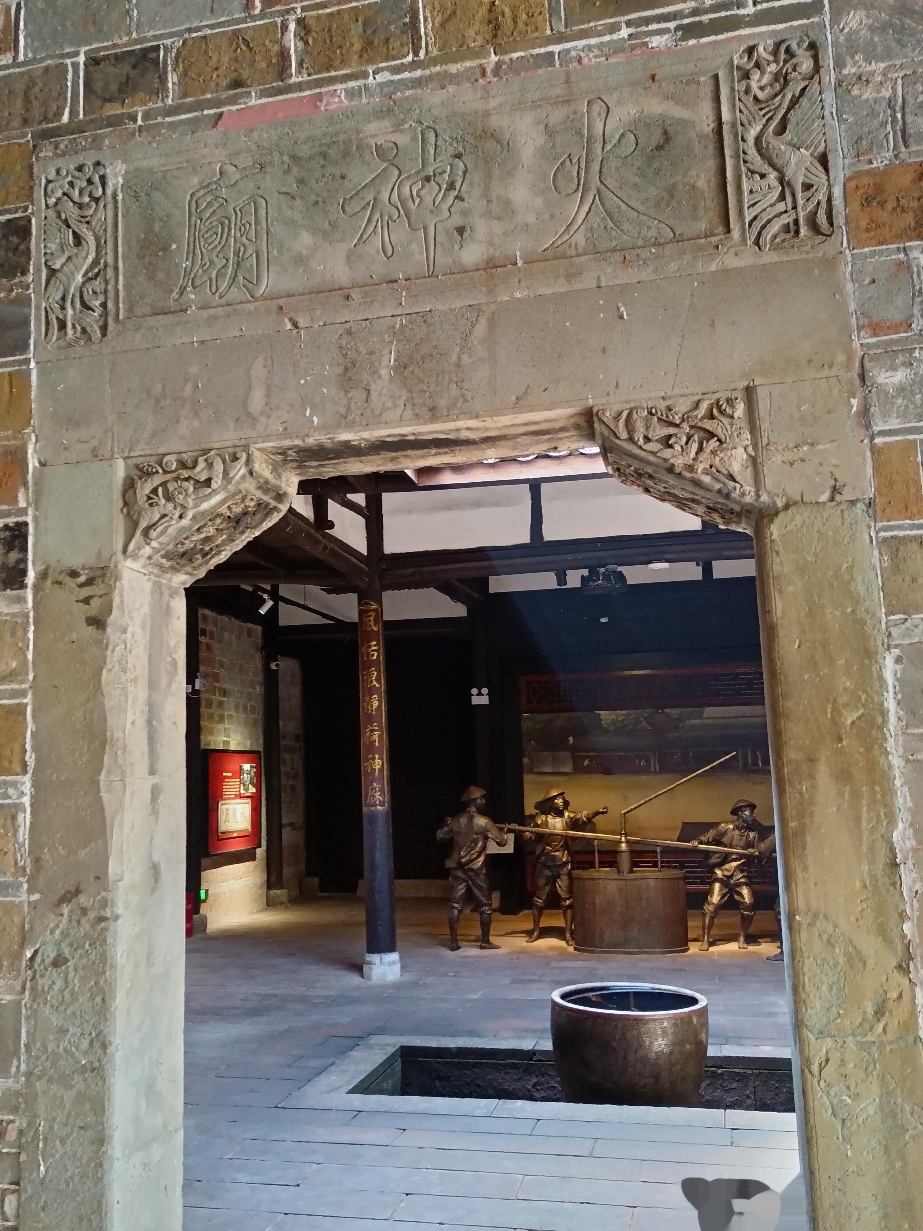 抚州玉隆万寿宫两侧还有一对附属庙宇，火神庙（仅存门头）和文兴庵，分别做了消防展和