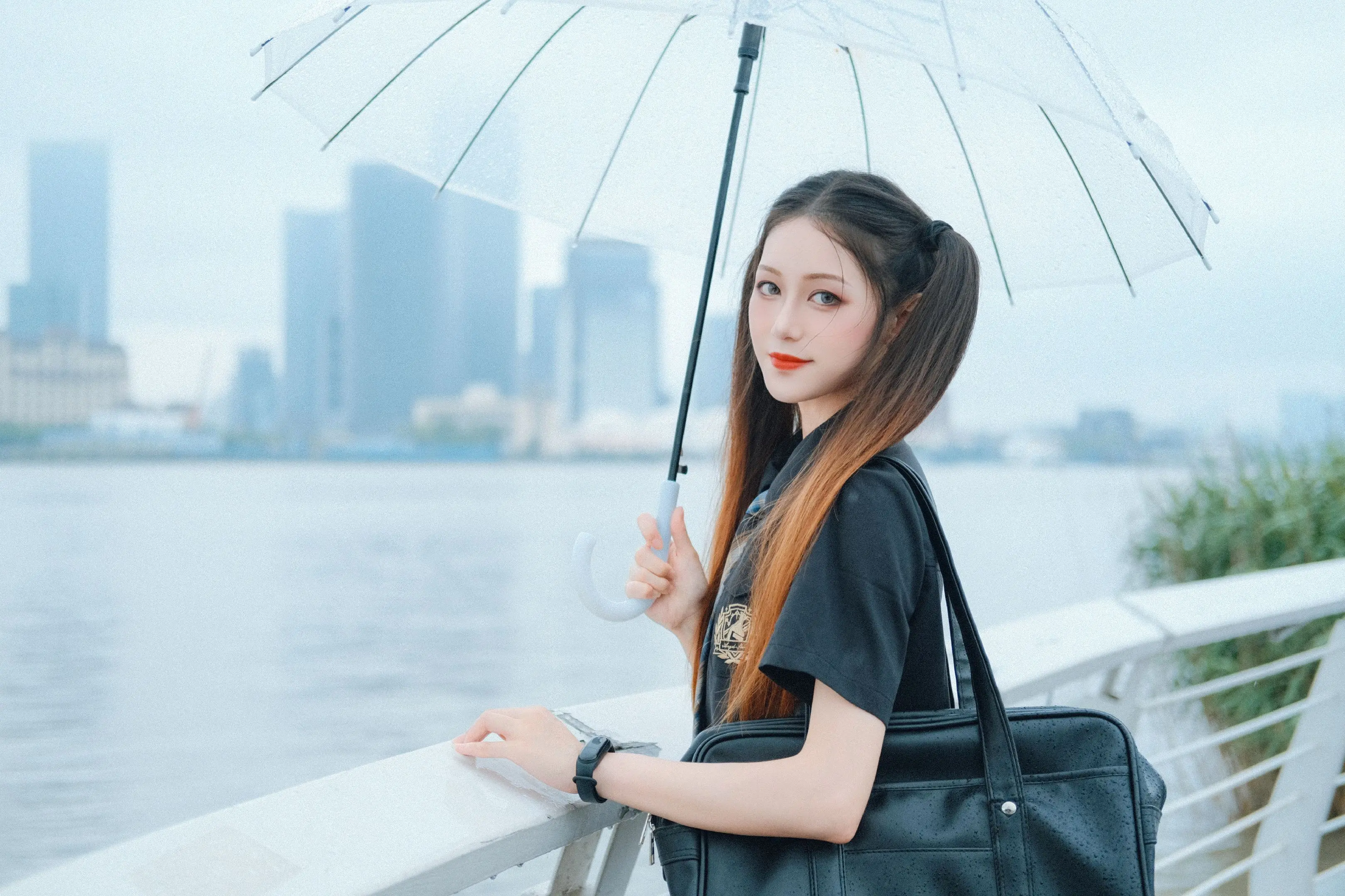 下雨天的江边。双马尾限定款