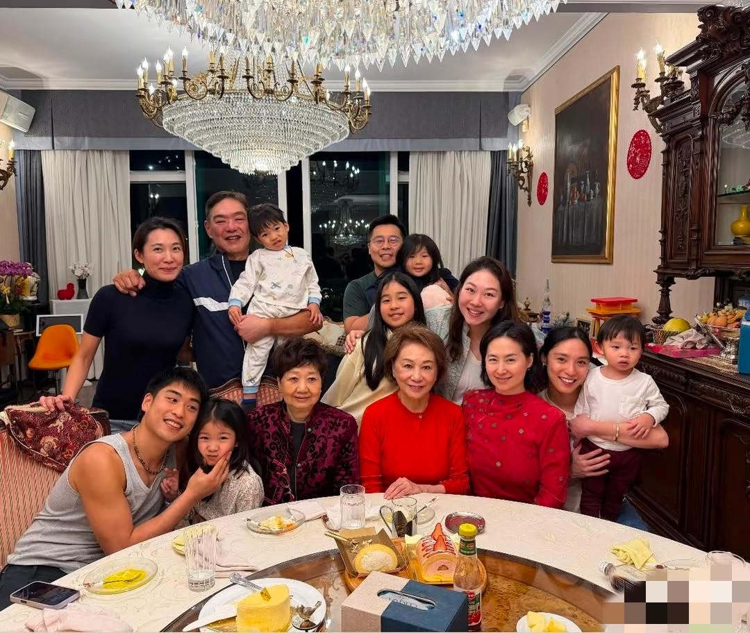 何超琼参加豪门聚会，穿得跟少女似的！

2月19日，网友晒出何超琼与干女儿曾昭怡