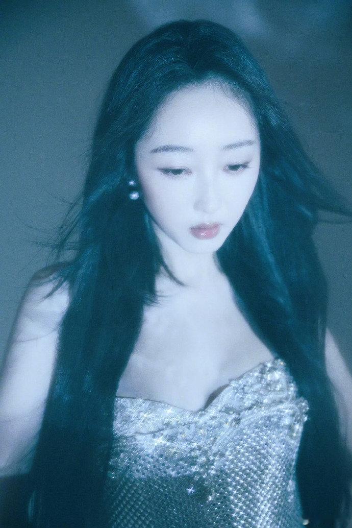 蒋梦婕月亮手势送祝福蒋梦婕满钻爆闪鱼尾裙 ​​​被蒋梦婕红毯造型美到失语💫爆闪