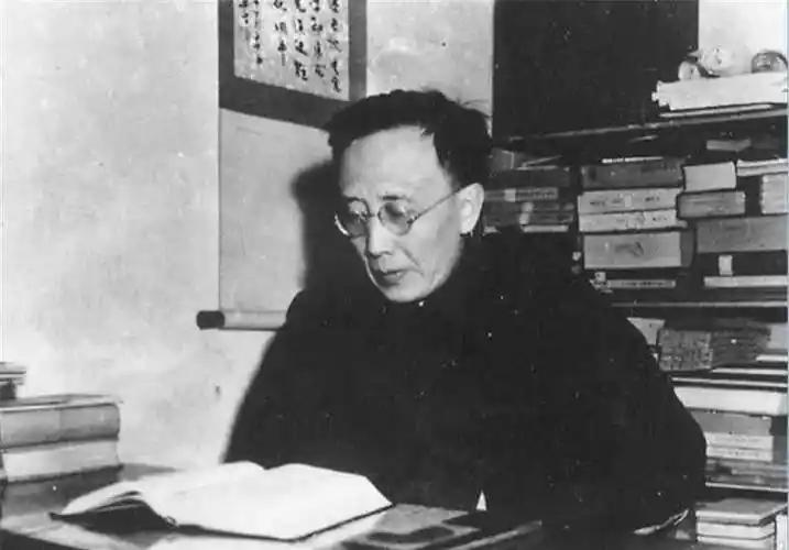 1936 年 10 月 19 日，被鲁迅骂惨了的郭沫若，突然听到鲁迅去世的消息，