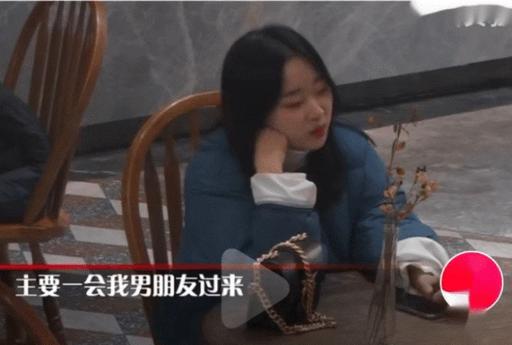 宝妈在餐厅掀起衣服喂母乳，隔壁桌女生看到后怒骂：“你这样太不文明了，等下我男朋友