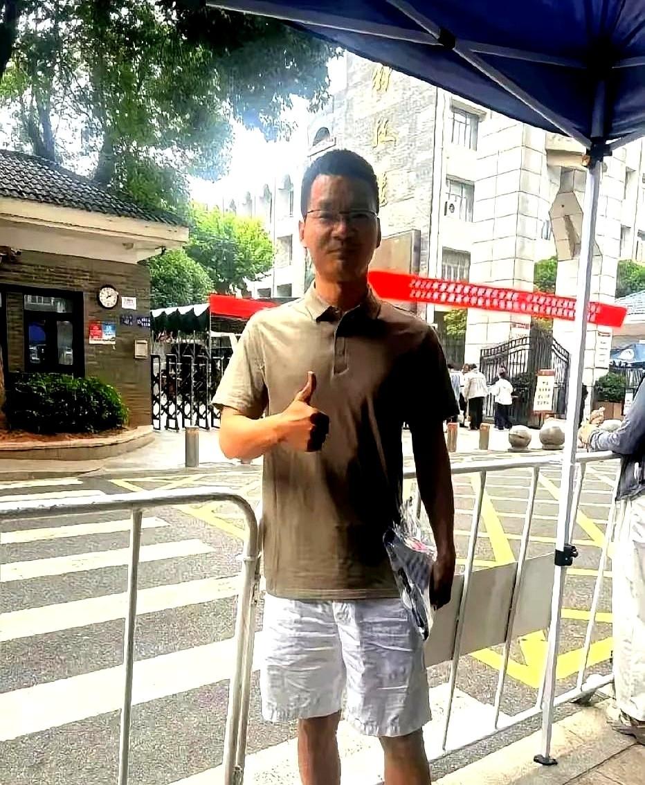 武汉一位硬核数学老师，连续4年亲自上阵参加高考。
他坐在家里吹着空调，演算着那些