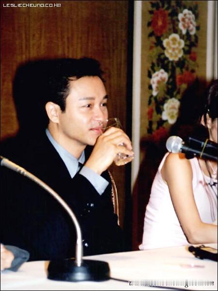 张国荣 1999年7月22日张国荣、常盘贵子在韩国出席《星月童话》记者招待会张国
