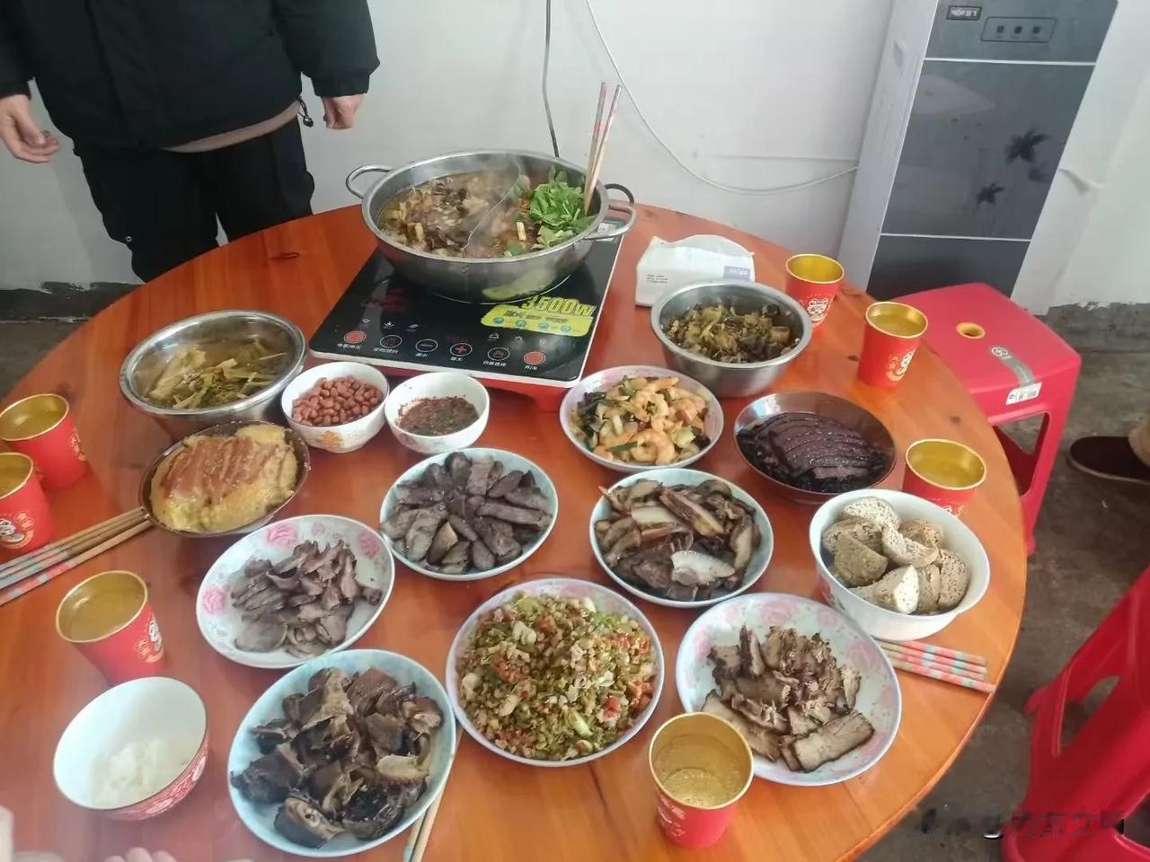 我来自贵州黔东南，
我家年夜饭就是这样子，
祝友友们新年快乐，2025顺心如意！