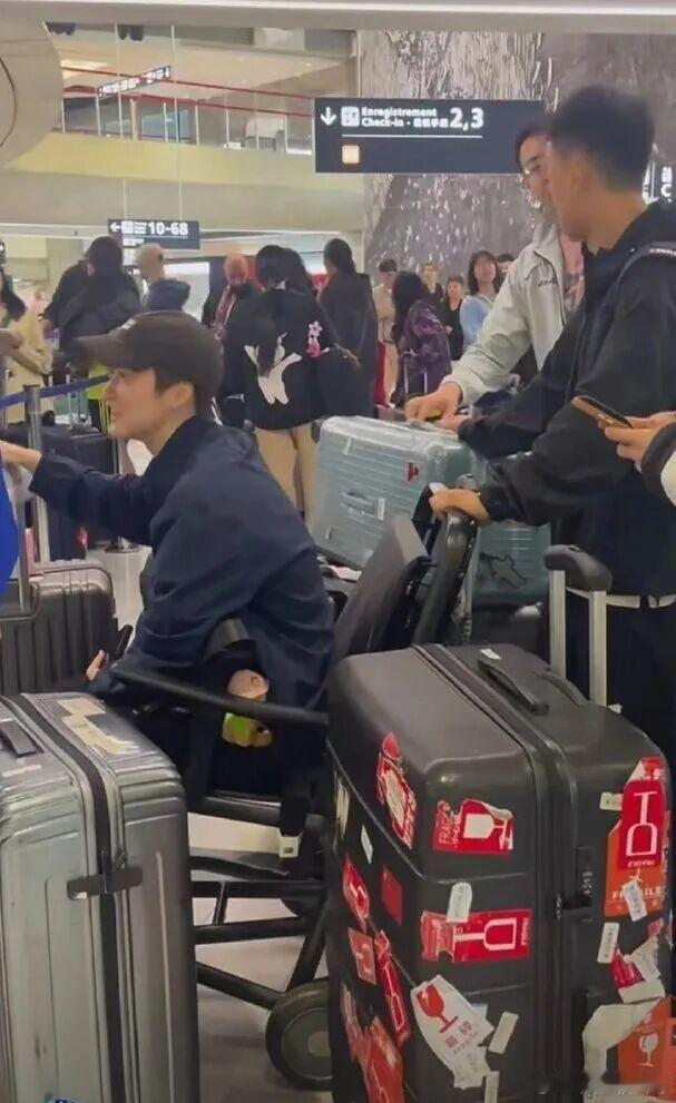 雨菲坐着轮椅回国……后面好好休养，身体为重 ​​​