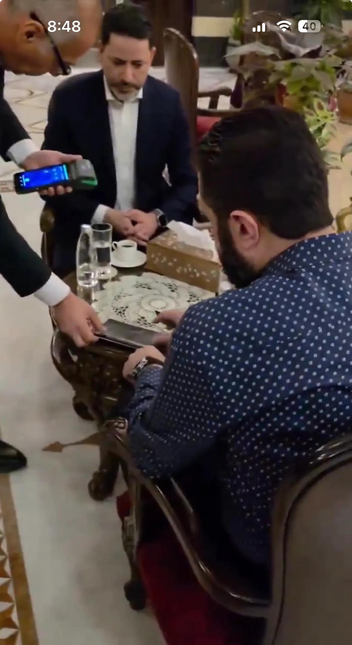 叙利亚总统萨拉在大马士革老城区使用 Visa 卡付款，该国中央银行行长也在座。