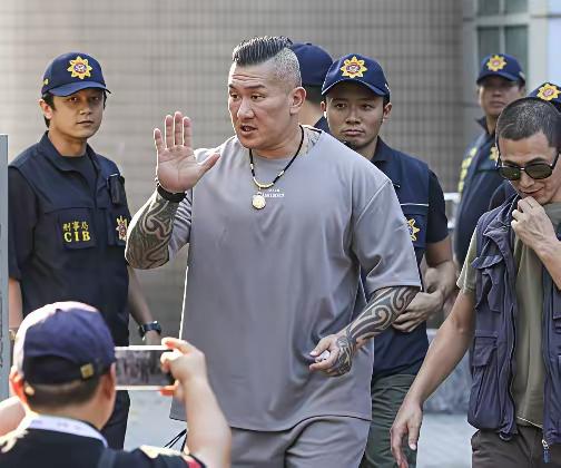 快讯，台湾省网红馆长或被监禁，去年馆长直播的“砍赖狗头论”，今天被正式起诉为恐吓