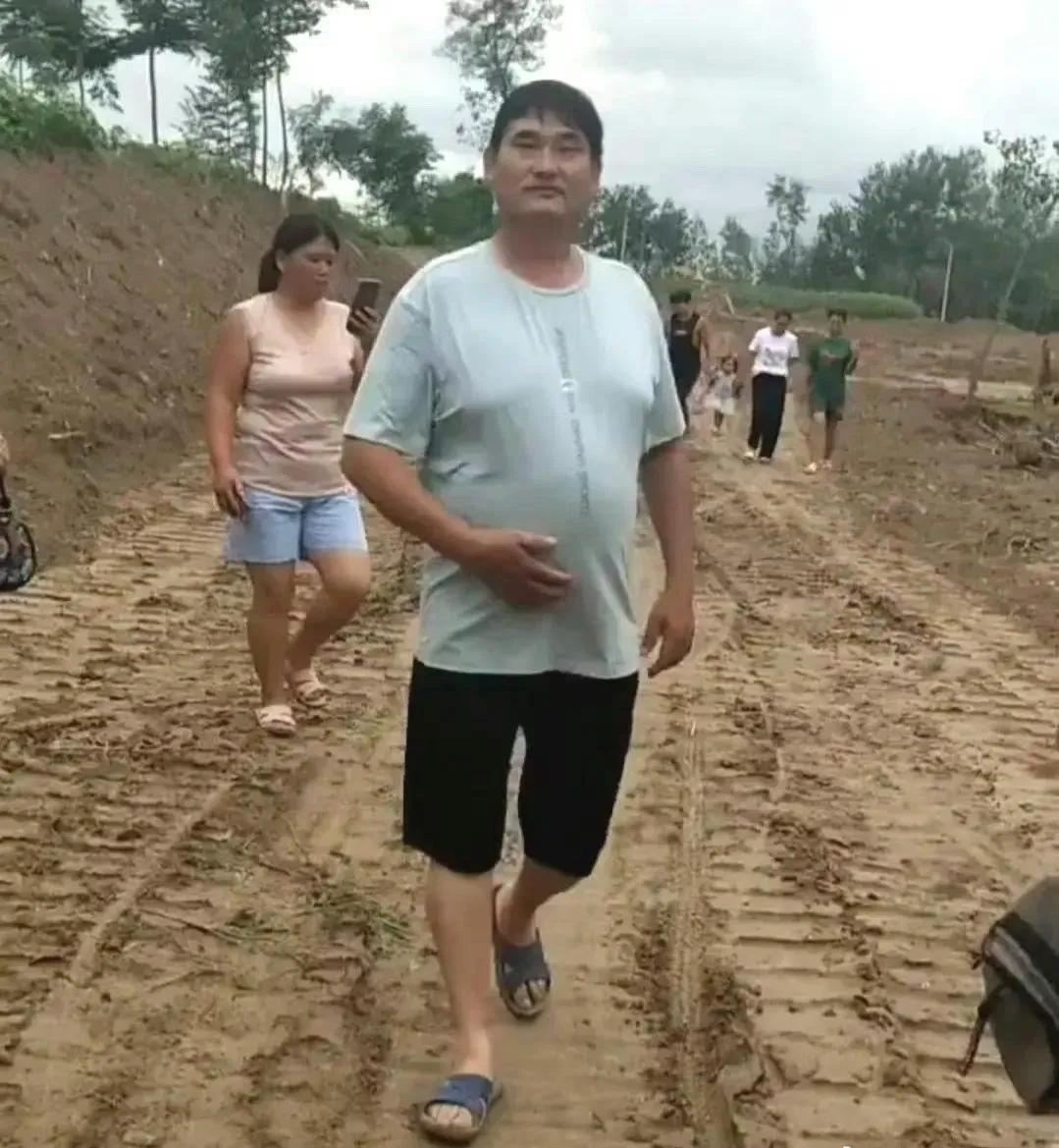 大衣哥始终脚踏实地，他用脚丈量家乡的土地，就像出名前那样在村里逛来逛去，就是肚子