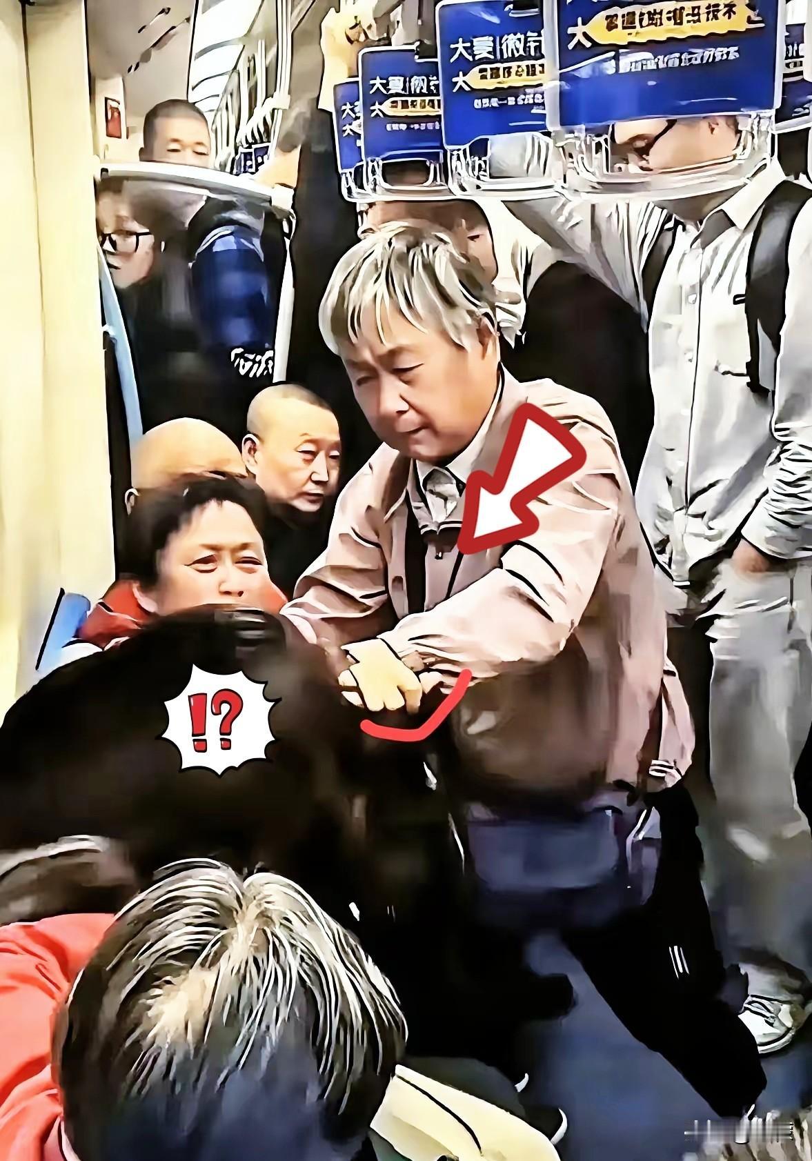 后续出来了。
 
上海地铁那两位动手打人的大妈，行为已经违法，肯定要受法律惩
处