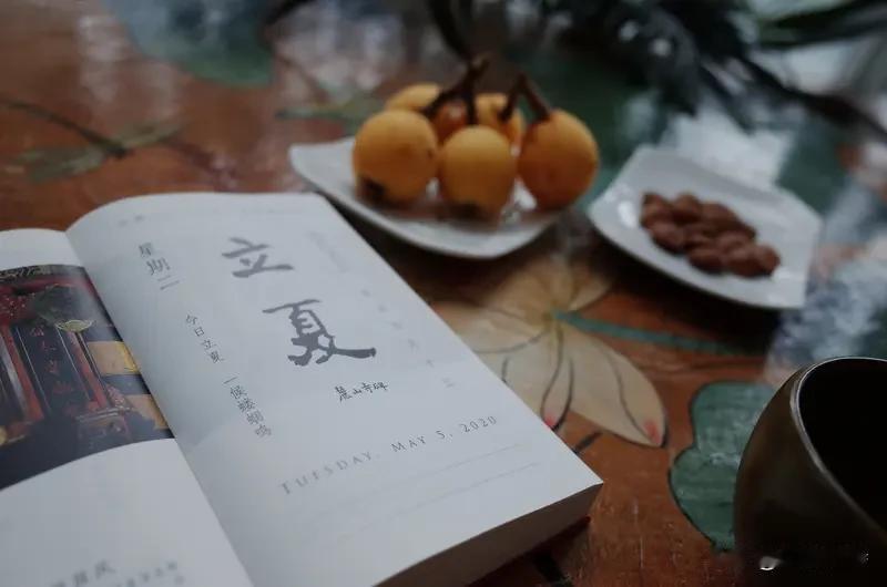 头条创作训练营 《仲夏闲居》
六月骄阳暑气稠，
蝉声阵陈闹枝头。
田间禾苗迎炎昼