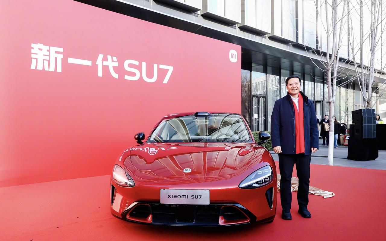 小米SU7的“赤霞红”车色太吸睛了，这一抹正红，开在路上绝对回头率爆表。作为纯电