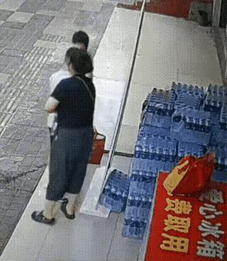 报应来的真快！
爱心水本来是留给有需要的人解渴暖心的，结果偏偏有人毫无底线，公然