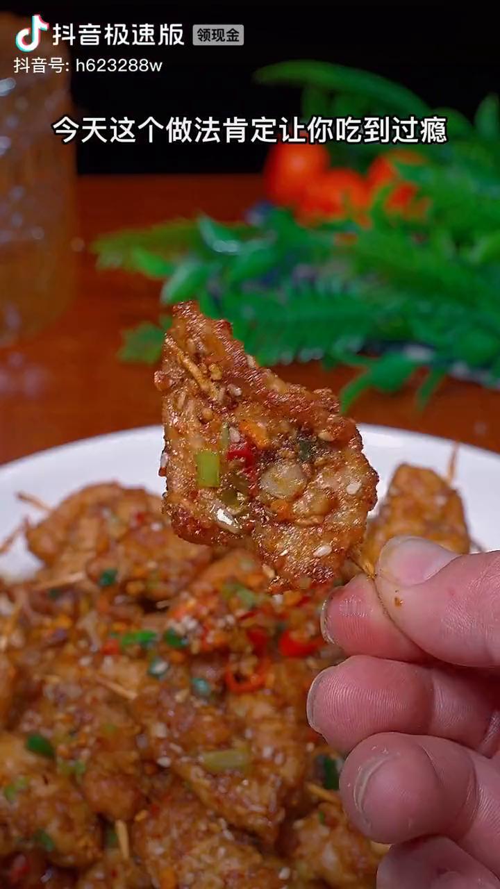 很多人把瘦肉买回来了都不知道怎么吃，今天这个做法肯定让你吃到过瘾。
·6块钱的瘦