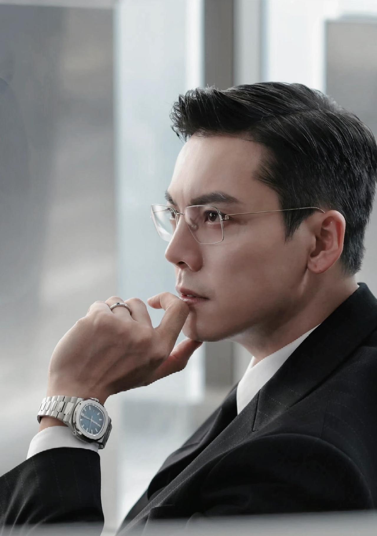 终于明白了，
陈伟霆为什么要在自己事业上升期，毫不犹豫的官宣生子消息了，因为他不