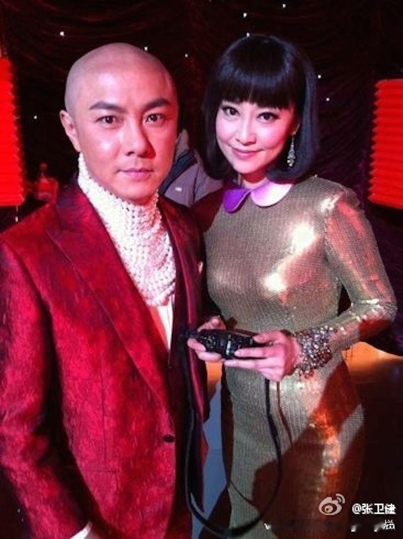 张卫健和他妻子虽然无儿无女，但两人越来越有夫妻相了。相爱的人越默契，神情越同步。