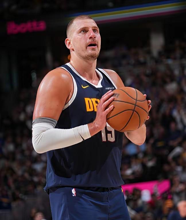 约基奇这个圣诞夜，轰下的不是数据，是篮球史上的孤本。
56分，16篮板，15助攻