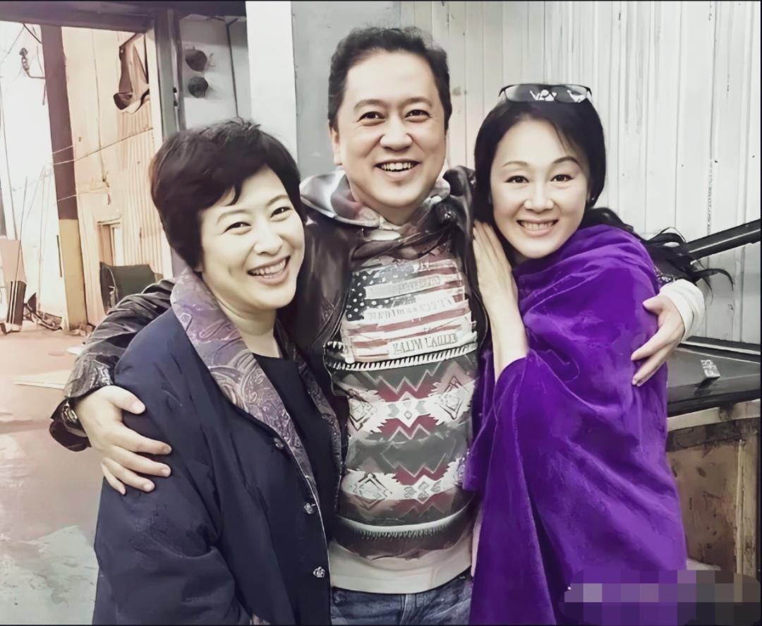 许娣、王姬两位实力派女演员，眉眼笑意盈盈，中间男士斯文儒雅不认识，三个人年龄看着