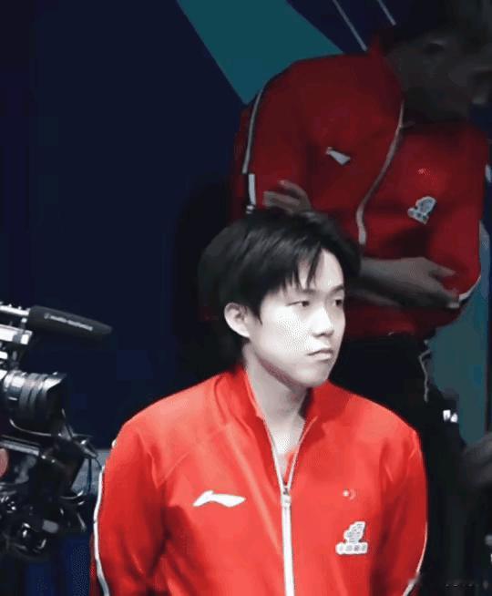 瞧瞧，这个摄影师该多喜欢头哥啊！[大笑][赞]
头哥作为世一，无论人品还是球技，