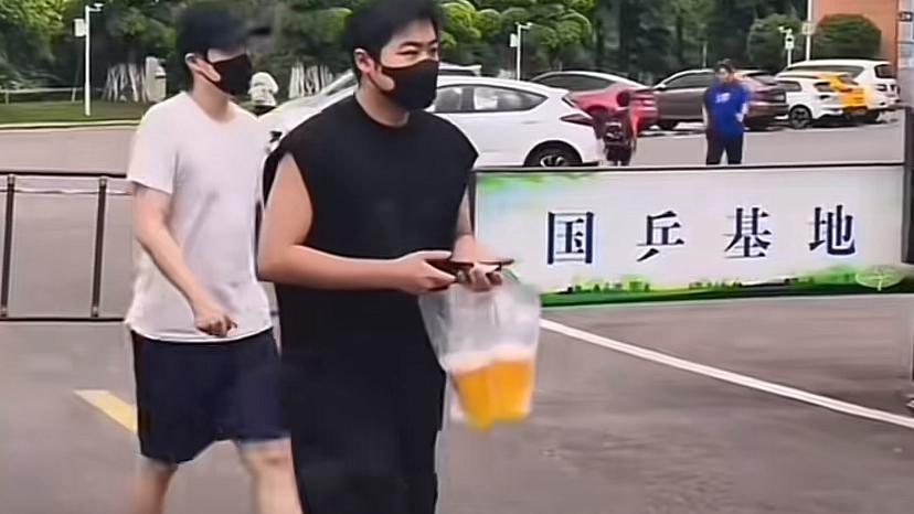 结实了！王楚钦戴着黑色帽子和口罩不但被认出来了，拖鞋还漂亮。
在视频中看到了王楚