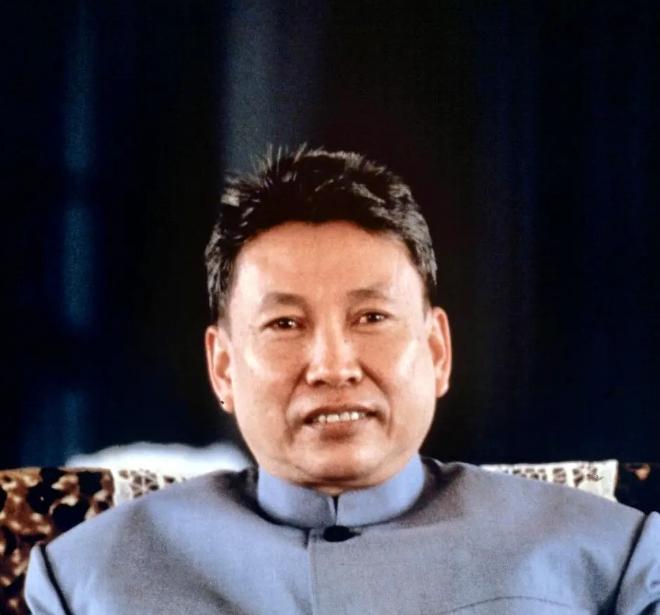 [太阳]1975年，病重的周恩来总理在医院三次会见波尔布特，苦口婆心地劝告他们不