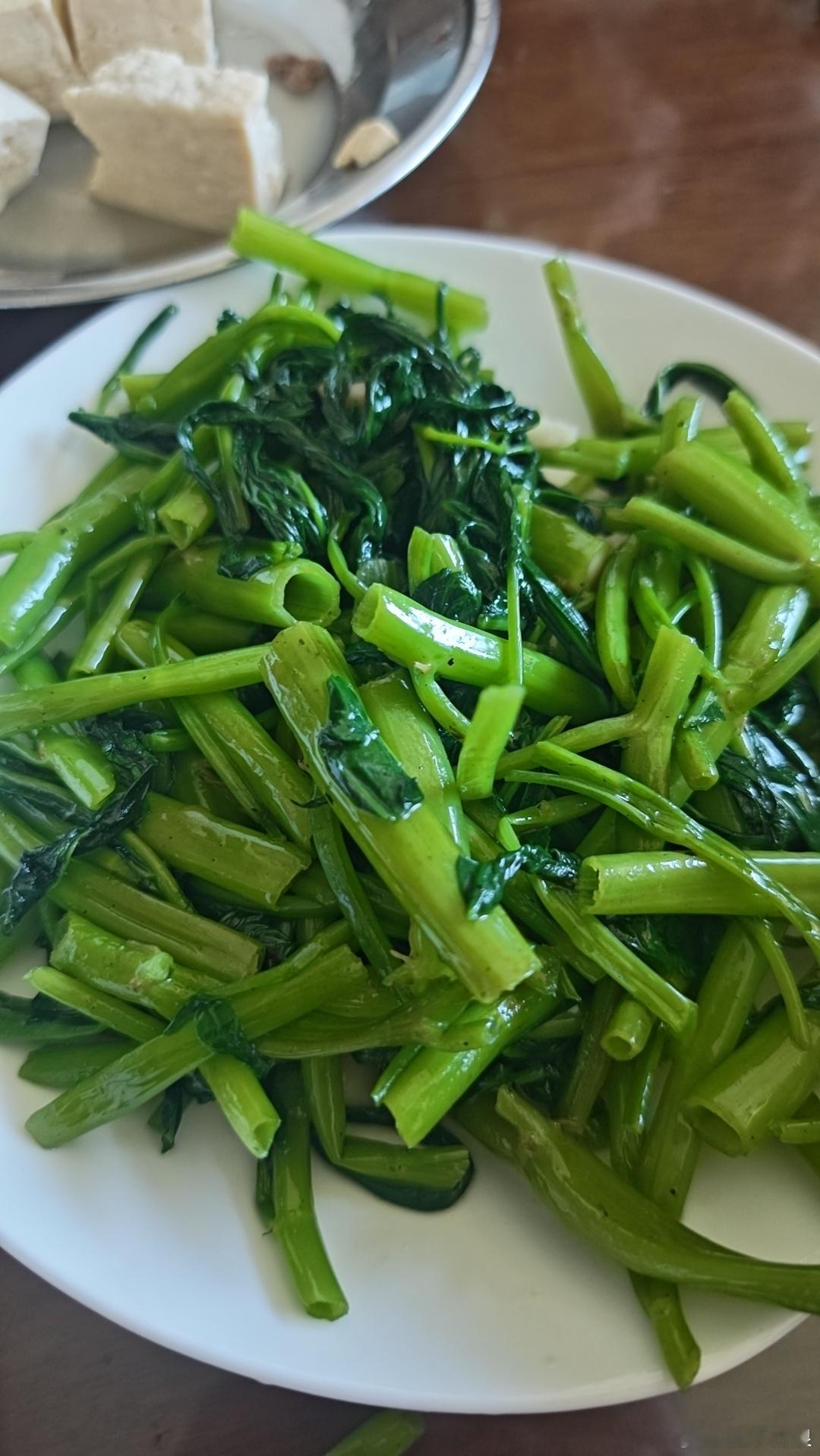 热锅凉油，入菜的时候加点水 ，热油冷水瞬间燃起来，这种高温爆炒，青菜能炒的翠绿…