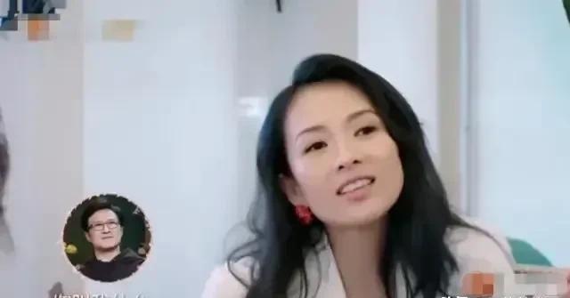 节目中，谢娜打不开香槟，指着章子怡：“小章，你来开。”章子怡一下子愣住了，打趣说