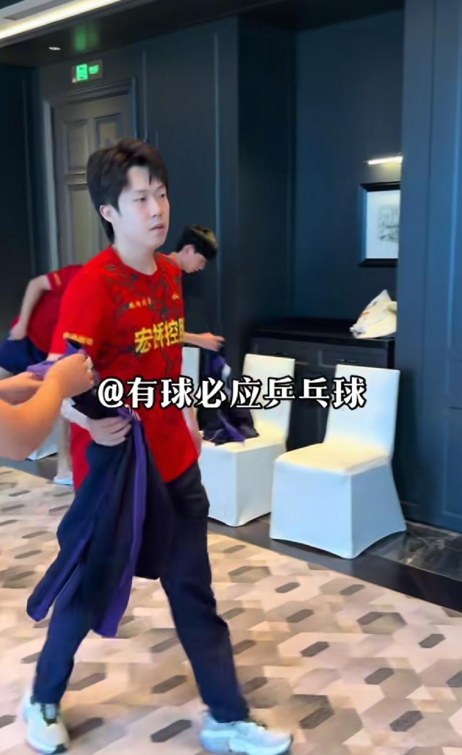 王队是肉眼可见的累，
肉眼可见的瘦了不少，
像极了期末考试完还要去上学的孩子，