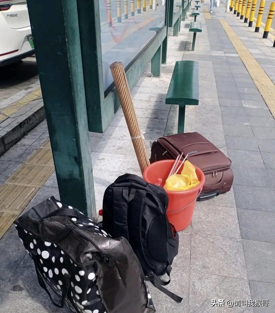 行李、凉席、背包、塑料桶，被称之为广东打工四件套，带着这几样东西的大多都是男性，
