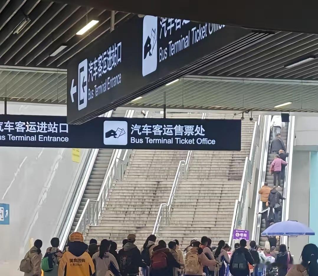 放秋假，老婆和孩子出去玩了，留下自己一个人上班，晚上10:00加班回来，竟然发现