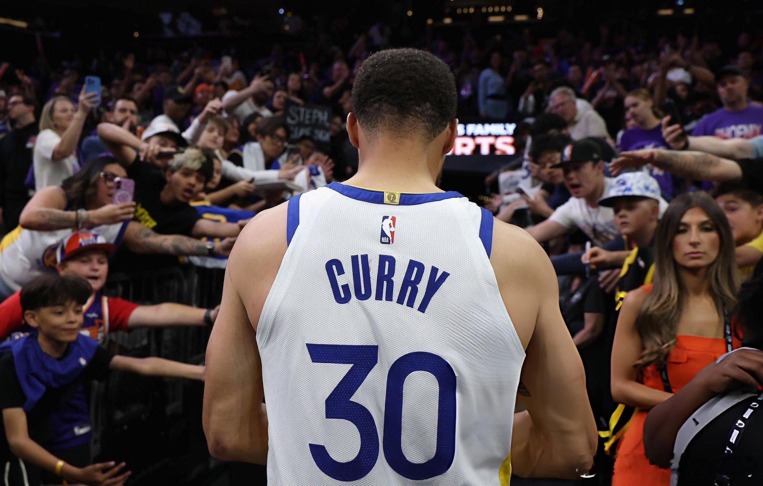 库里总结勇士本赛季以及自己第17个赛季的感受：“这个赛季的结局并不理想。倒在附加