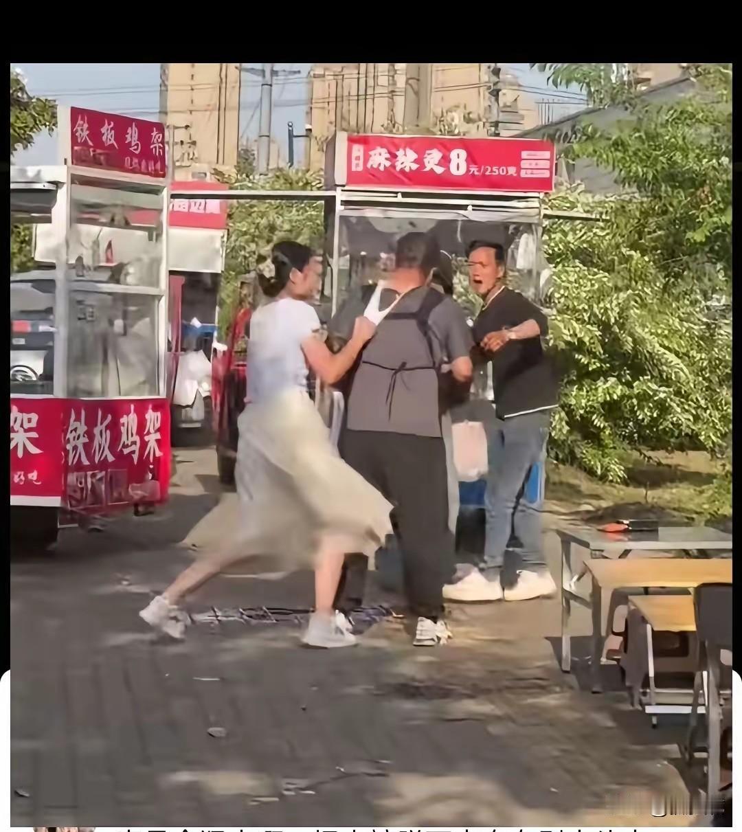 摆摊发生矛盾不是动嘴就是动手，这女子一言不合就把自己的内裤脱下来套在男子的脖子上